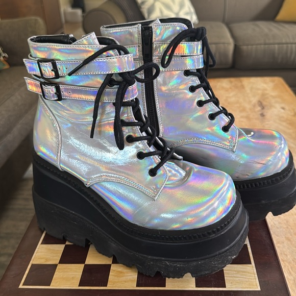Demonia Shaker platform boot. Hologram silver. - Picture 4 of 7